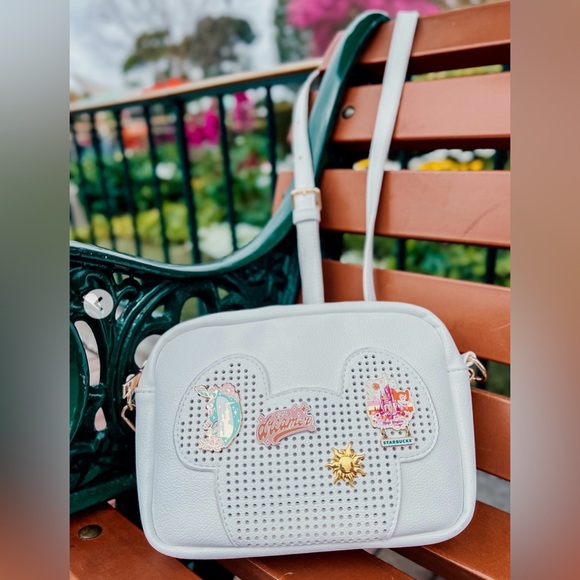 New White Disney Theme Pin Collector Edition Boutique Crossbody Bag - Picture 2 of 4